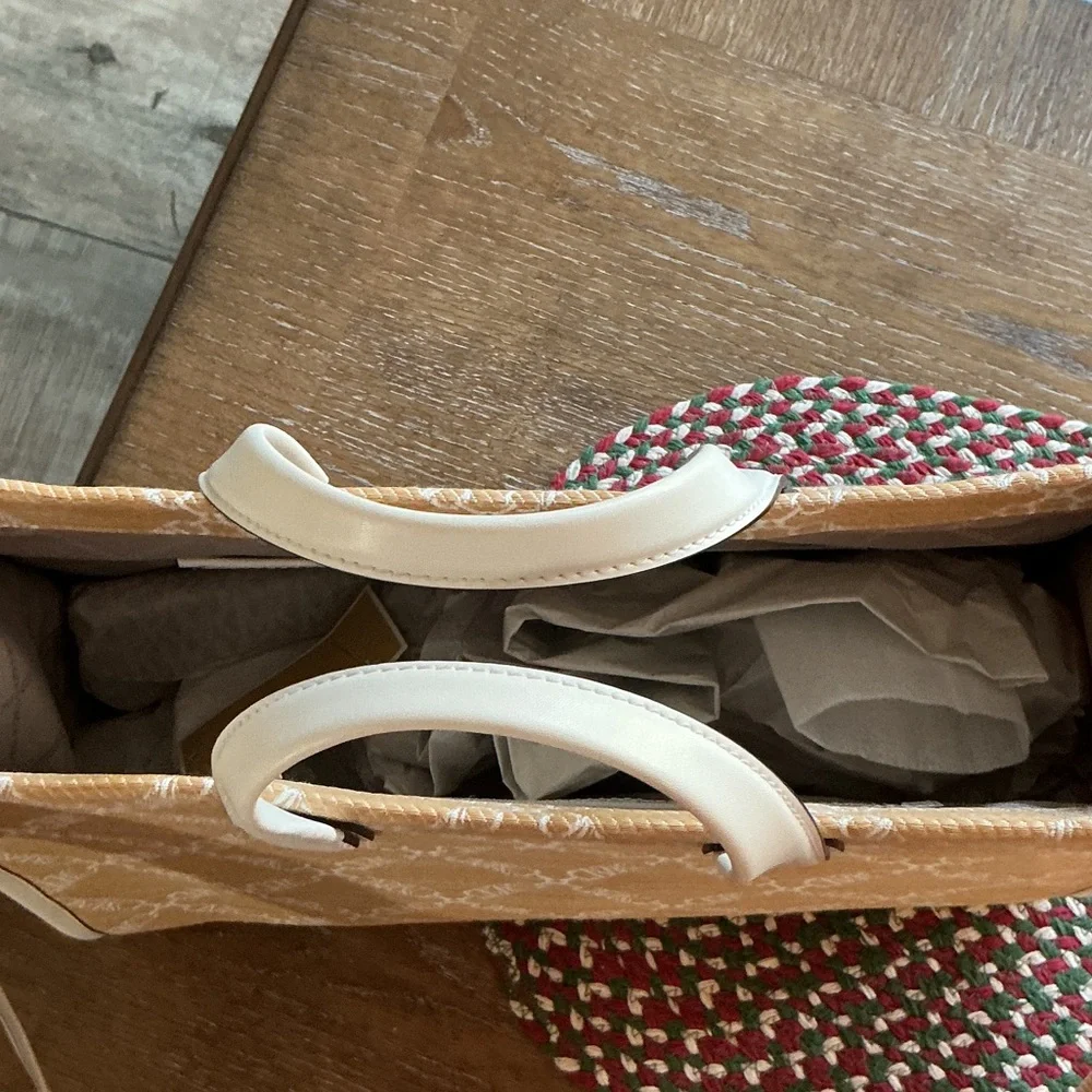 Michael Kors Beige and White Tote Bag “GIGI”. - Picture 7 of 13